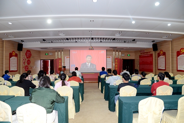 加工所党支部组织集中收听收看党的二十大开幕会，聆听习近平总书记作的二十大报告_副本.jpg