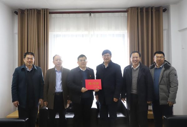 崇左市政协党组书记、主席王建毅到广西南亚所慰问科技人员