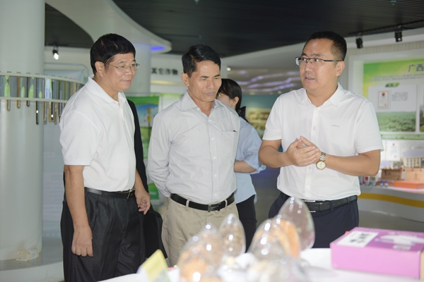 缅甸农业、畜牧和灌溉部部长Min Naung一行到广西农业科学院访问交流