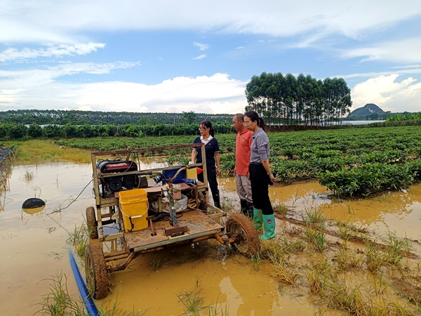 彭靖茹、温立香在了解抽水情况_副本.jpg