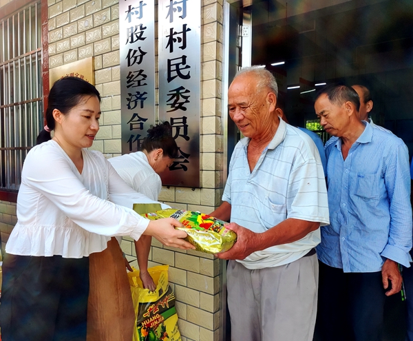 先锋队科技人员向六旺村村委会赠送物资_副本.jpg