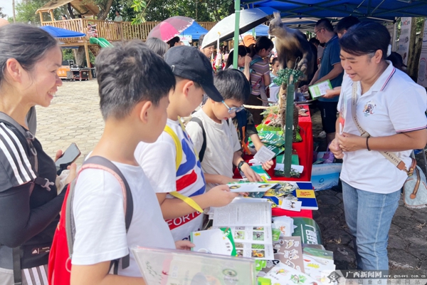 小朋友们参与野生动植物科普问答。记者 杨思悦 摄_副本.jpg