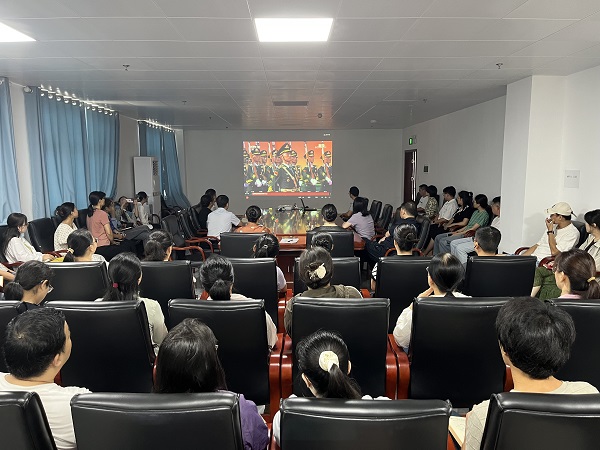 铭记历史，砥砺前行——园艺所全体党员干部职工观看纪念中国人民抗日战争暨世界反法西斯战争胜利80周年阅兵
