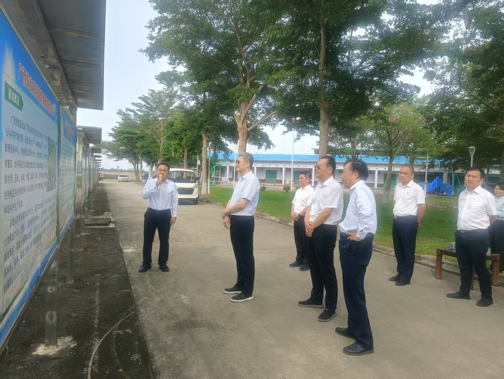 海南省副省长邹广一行到广西南繁基地调研