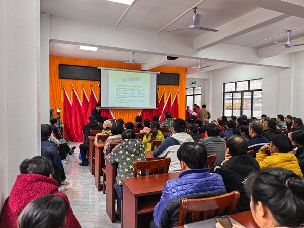 upfile 国家科技特派团都安团团长李军在培训会上授课_副本.jpg