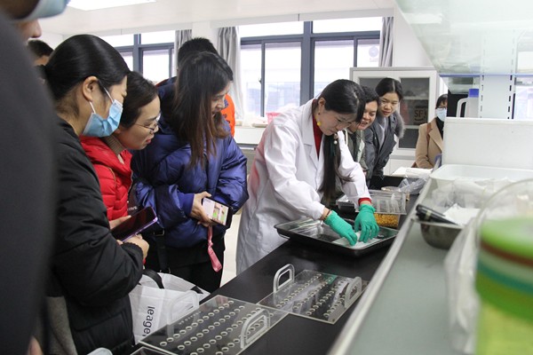 贺囡囡在做种子发芽试验培训_副本.jpg