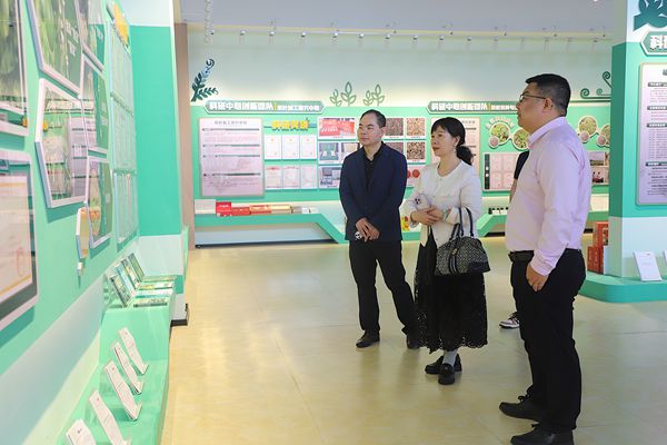 《农业研究与应用》期刊编辑部到广西南亚所交流学习