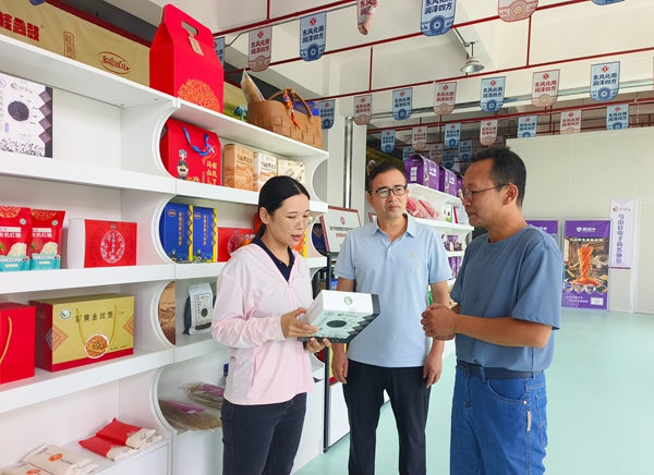 广西热作所科技人员赴马山县开展特色粮油食品加工科技服务_副本.jpg
