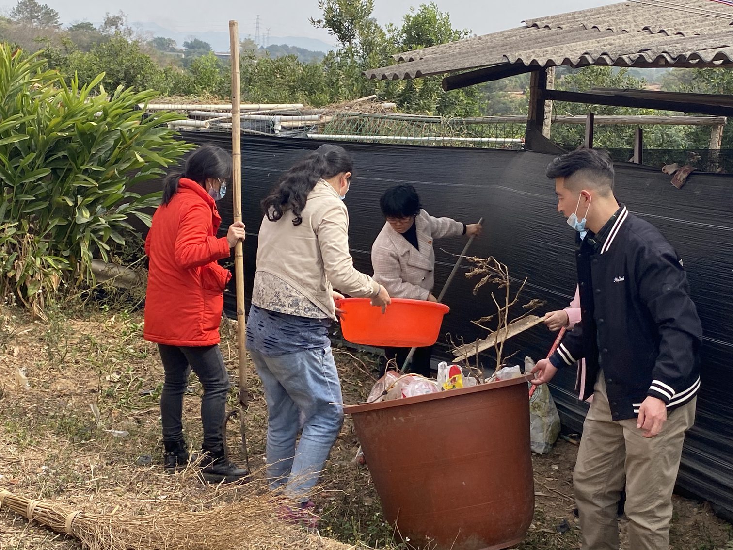 清理矿泉水瓶等垃圾