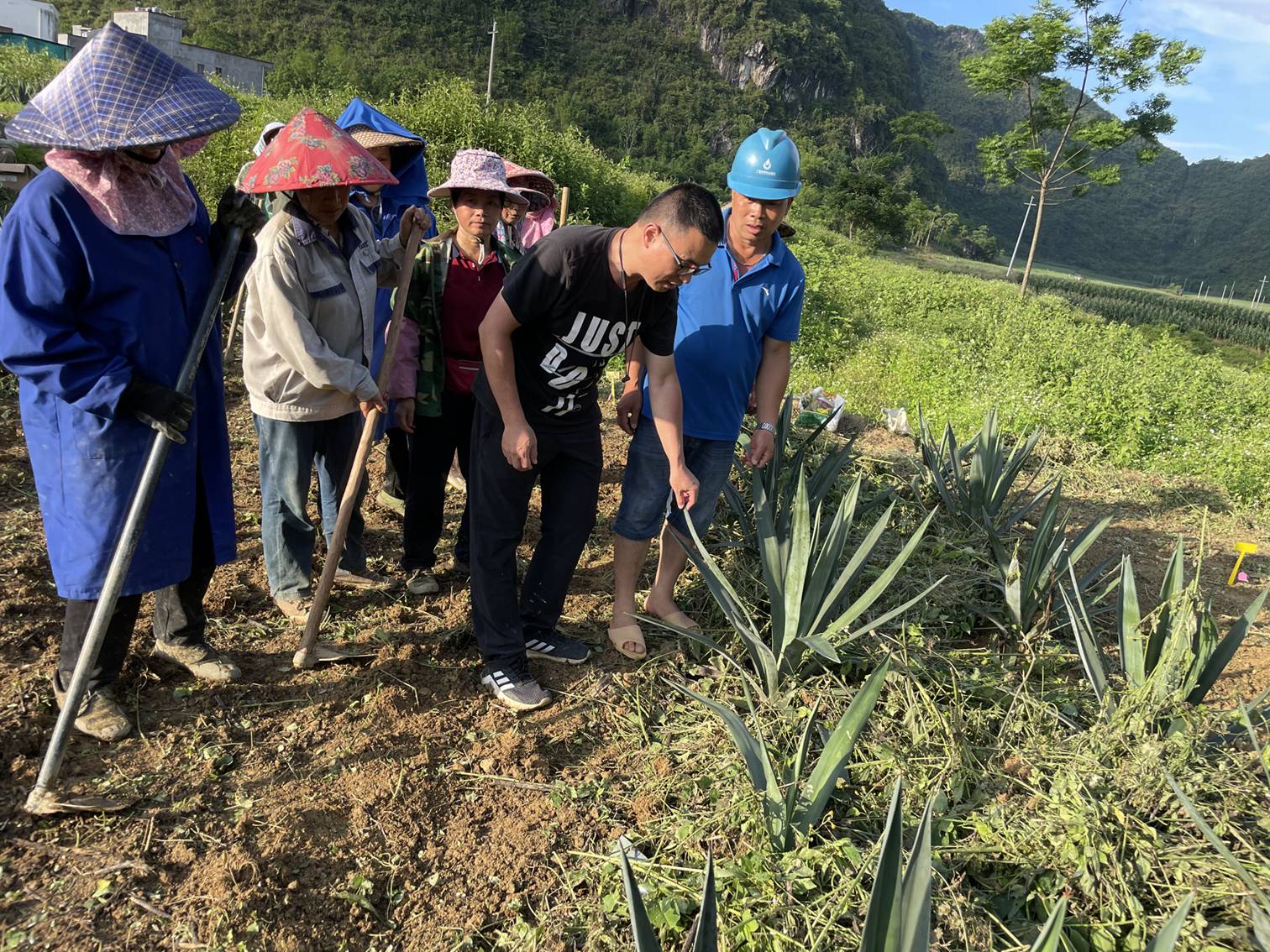 试验站站长为村民解答疑问